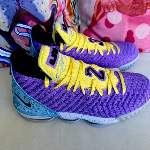New LeBron James 16 Lakers Heritage Size 11​